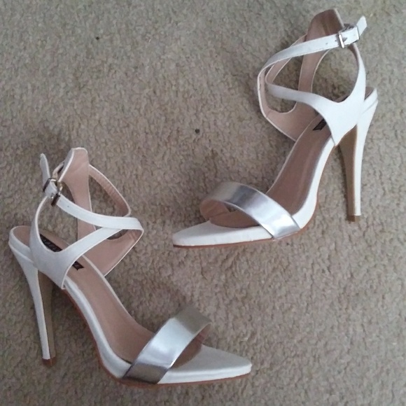 Zabella Rue White Criss-Cross Strap Heels Size 8 - Picture 3 of 7